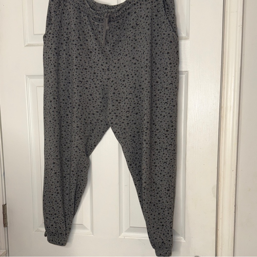 Secret Treasures Gray Star Print Joggers